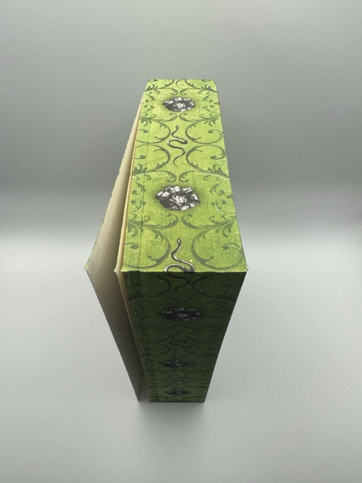 Kiss the Villain by Rina Kent Deluxe Edition Sprayed Edges (NEW!)