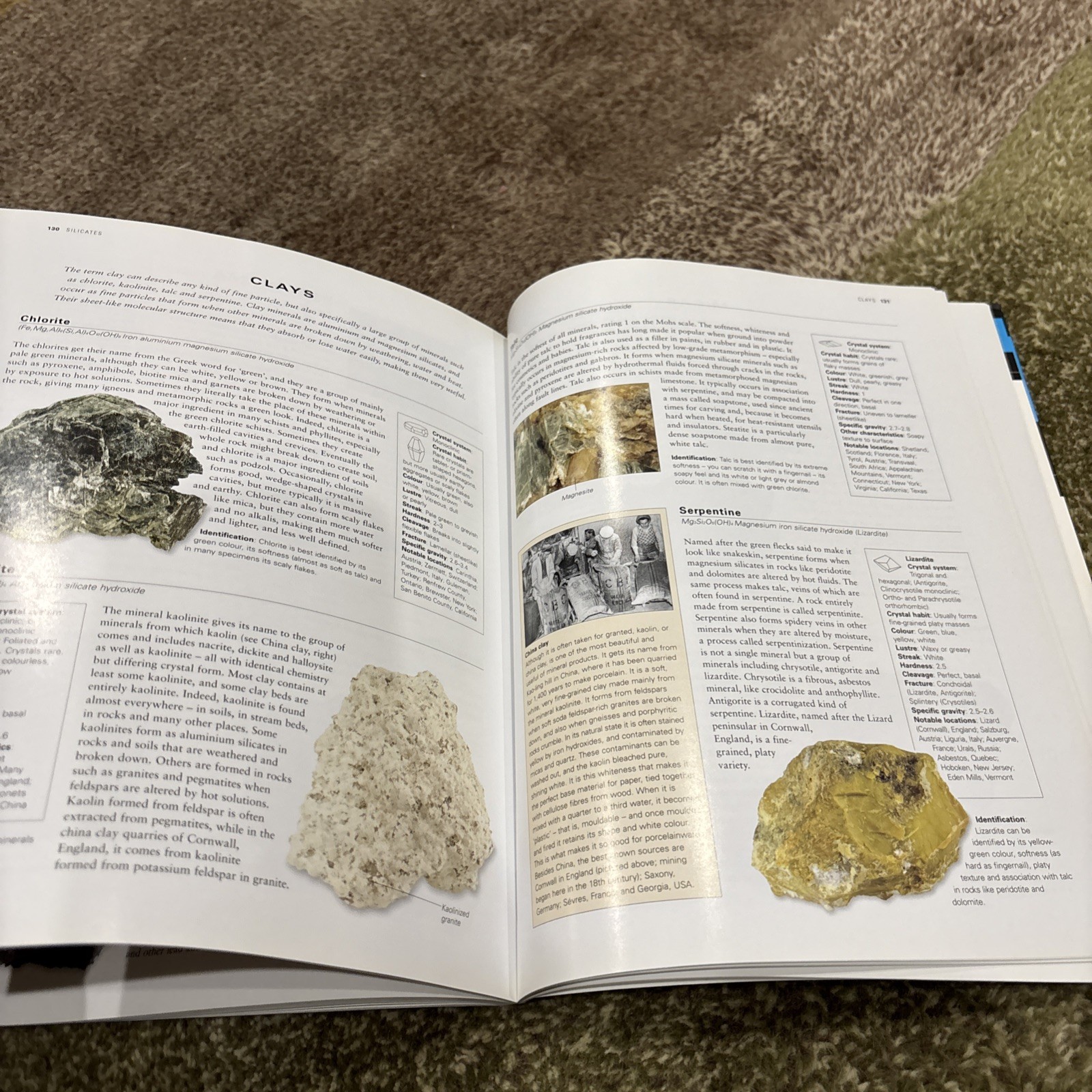 Illustrated Guide to Minerals of the World by John Farndon (Paperback)