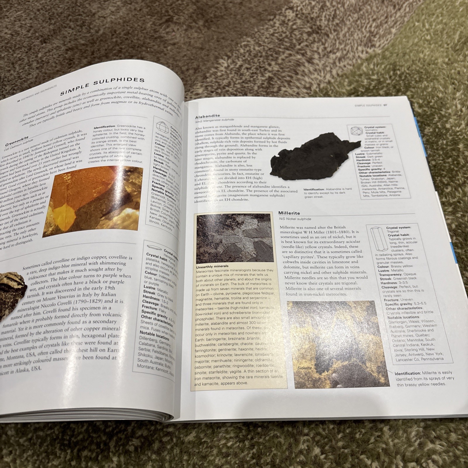 Illustrated Guide to Minerals of the World by John Farndon (Paperback)