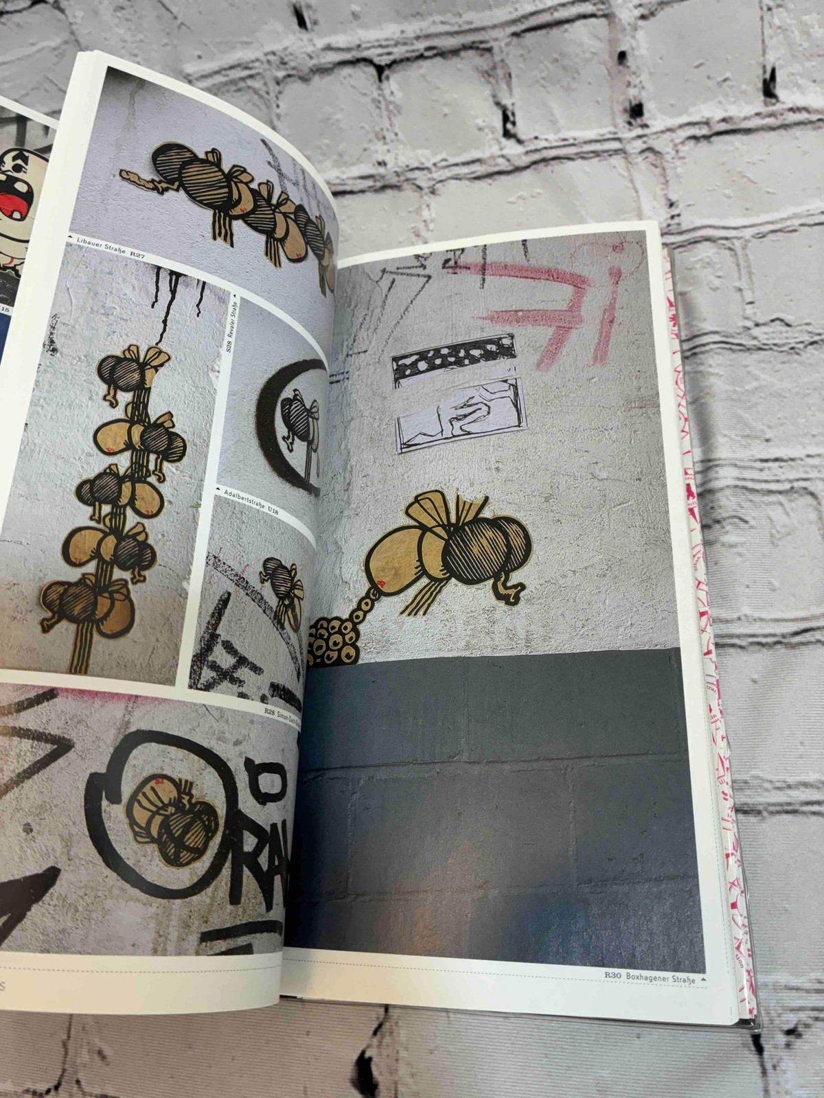 Urban Illustration Berlin: Street Art Cityguide by Benjamin Wolbergs [English an