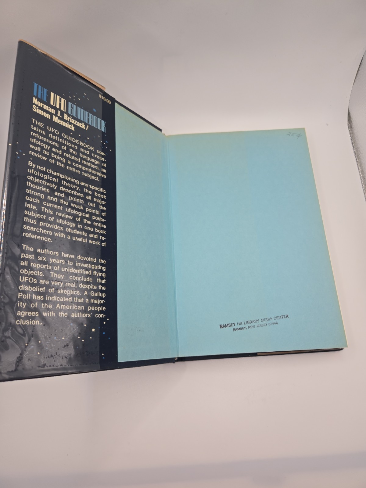 The UFO Guidebook ASPECT OF OFOLOGY by Simon Mennick & Norman J. Briazack 1978