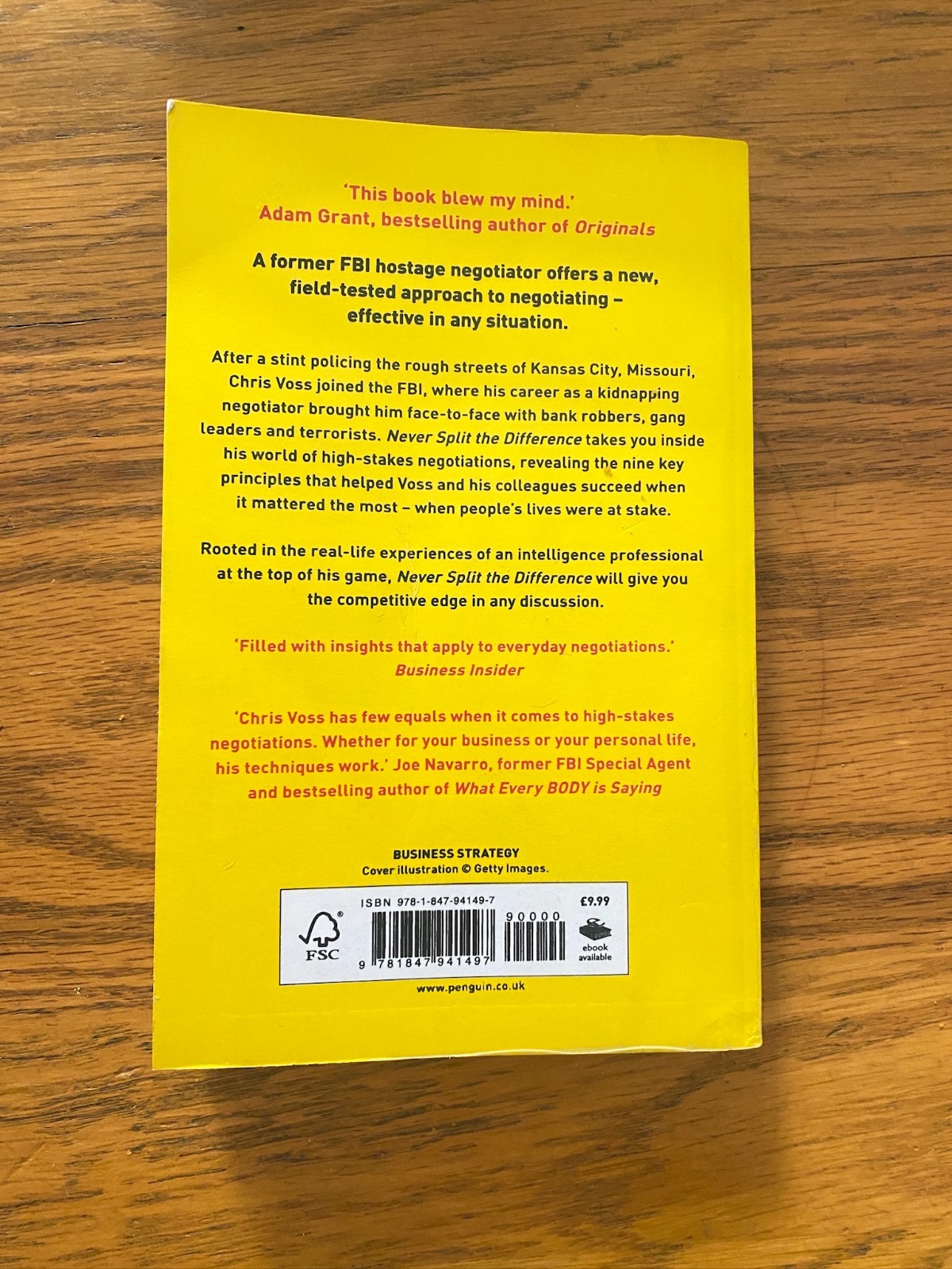NEVER SPLIT THE DIFFERENCE by Chris Voss-Paperback