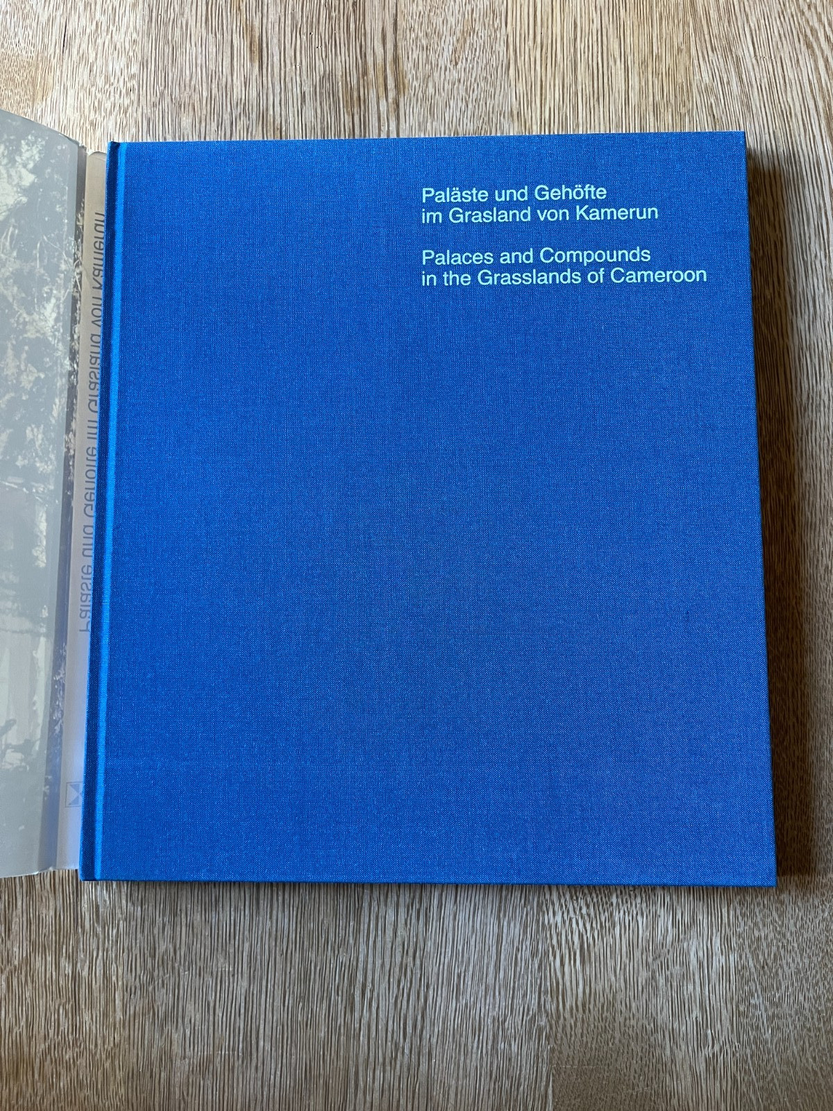 Palaces and Compounds in the Grasslands of Cameroon – Lauber – German/English