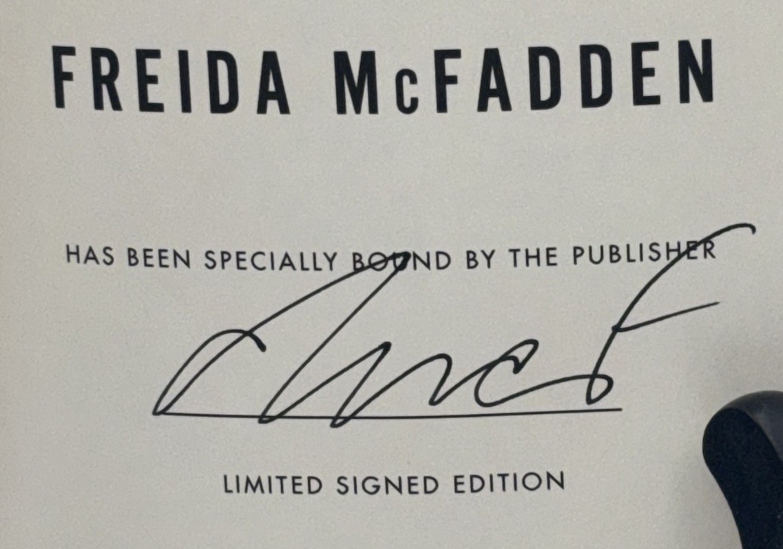 FREIDA MCFADDEN DEAR DEBBIE 2026 SIGNED AUTOGRAPHED 1ST ED. PAPERBACK SHIPS ASAP