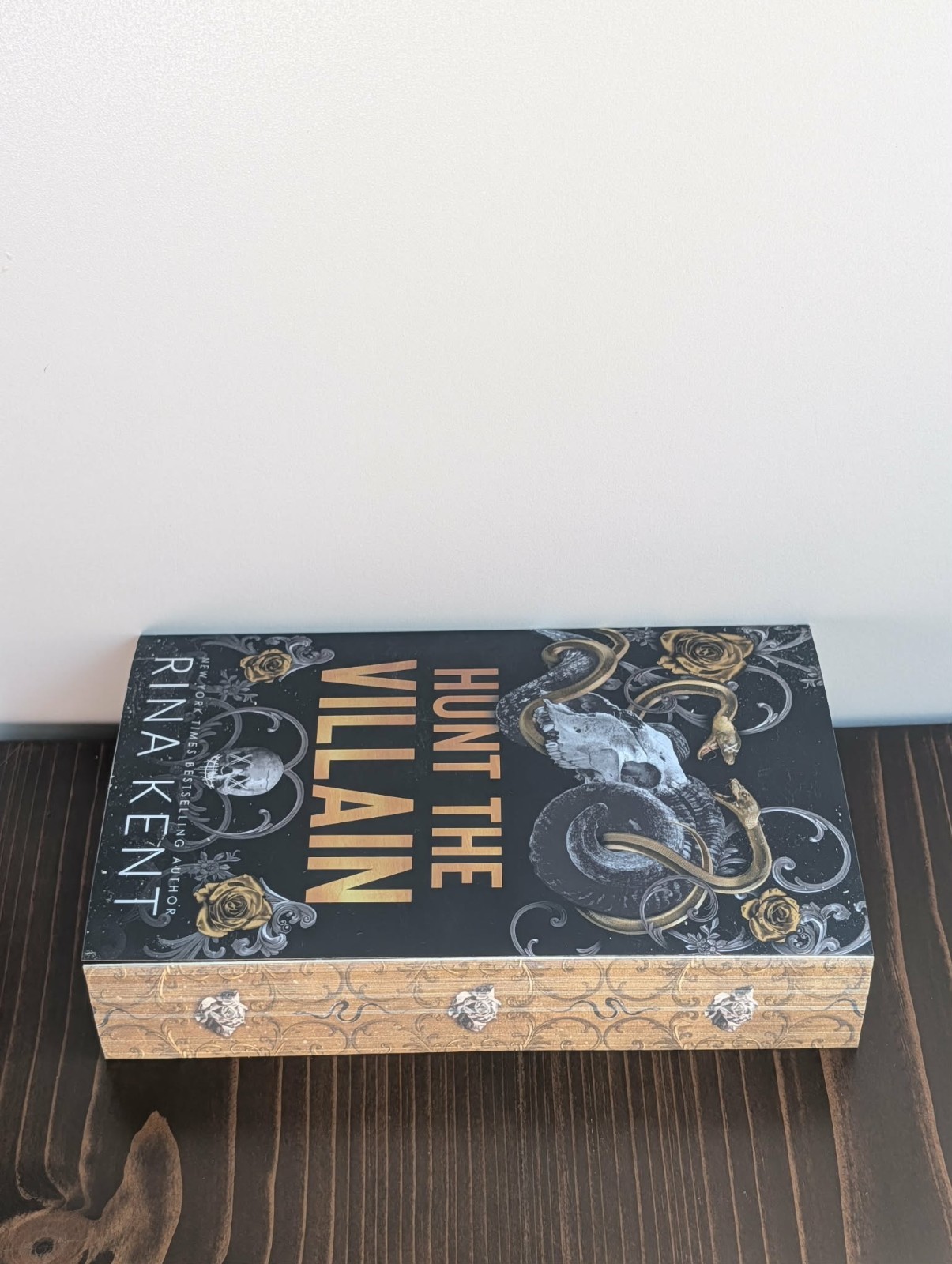 Hunt the Villain (Deluxe Edition) by Rina Kent Paperback