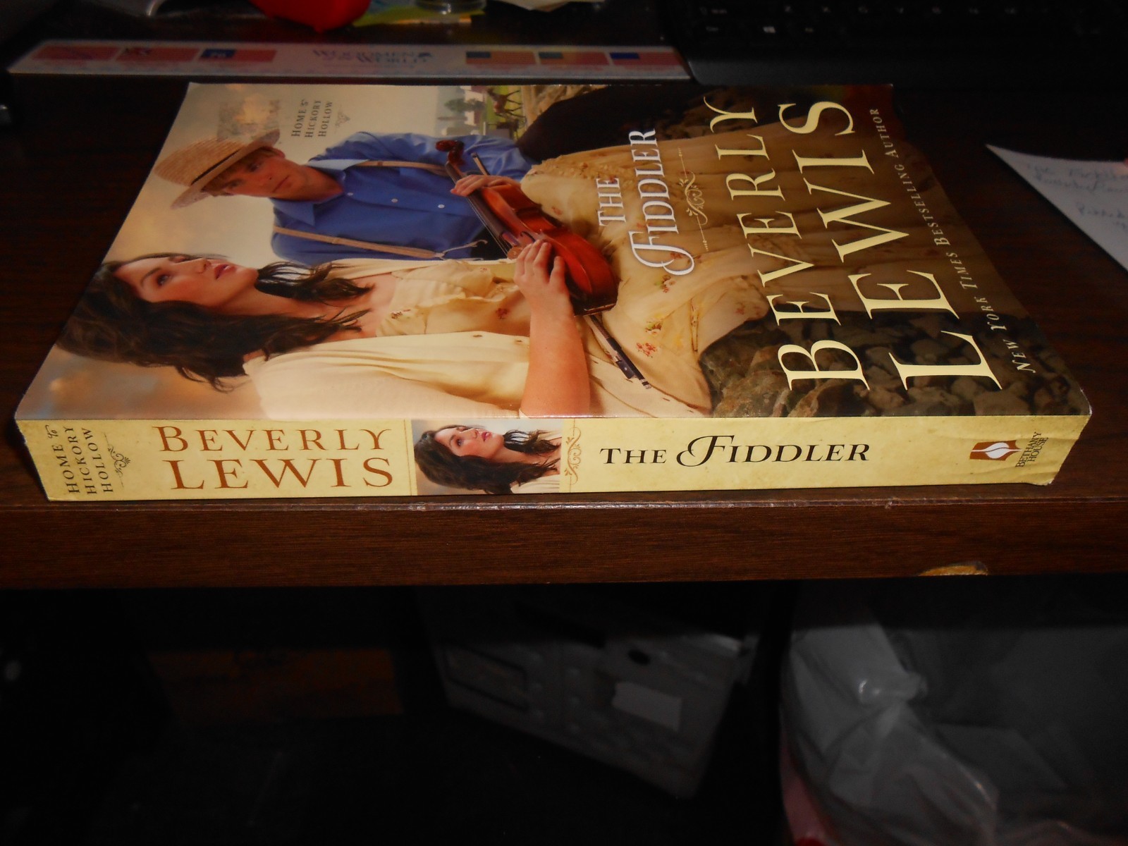 THE FIDDLER -BEVERLY LEWIS – 336 PAGES – PAPERBACK – PRE-OWNED – GOOD