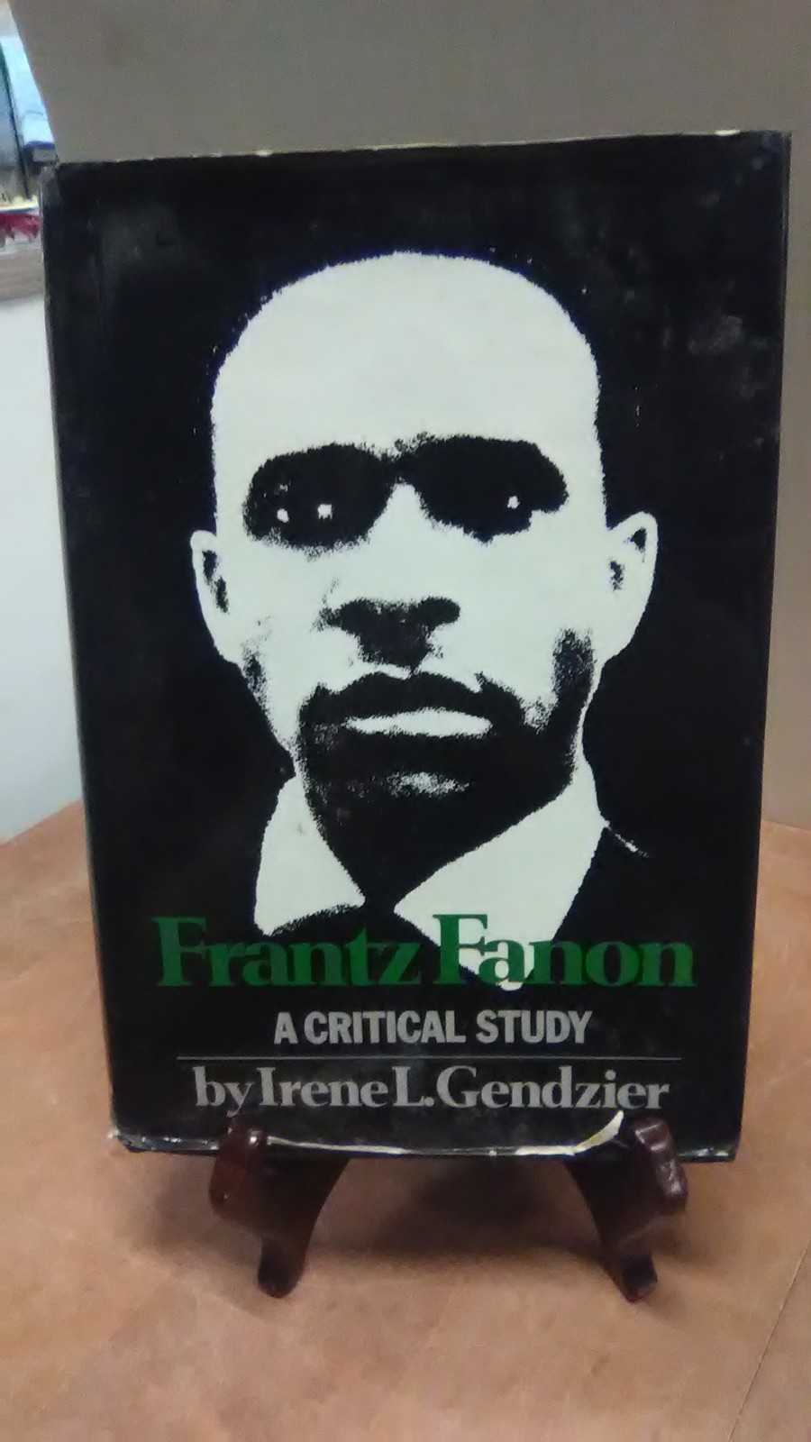 Frantz Fanon a critical study by Irene L gendzier (S16-2-B201)