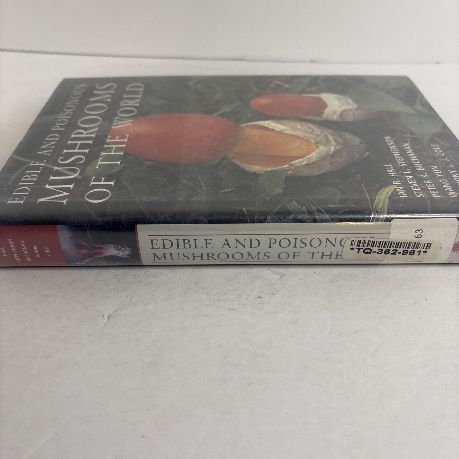 Edible and Poisonous Mushrooms of the World by Hall, Stepheson, Buchanan, Yun