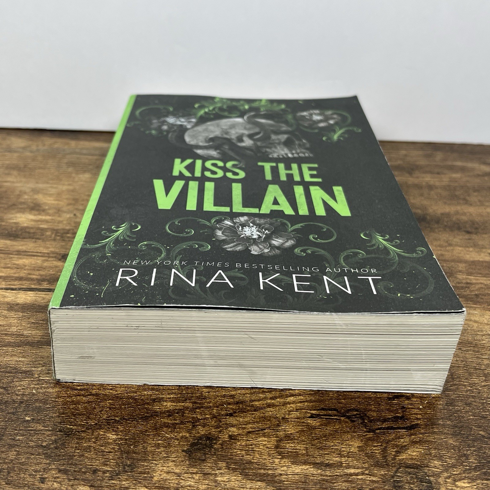 Kiss the Villain: A Riveting Dark Romance Between Enemies Rina Kent – Paperback