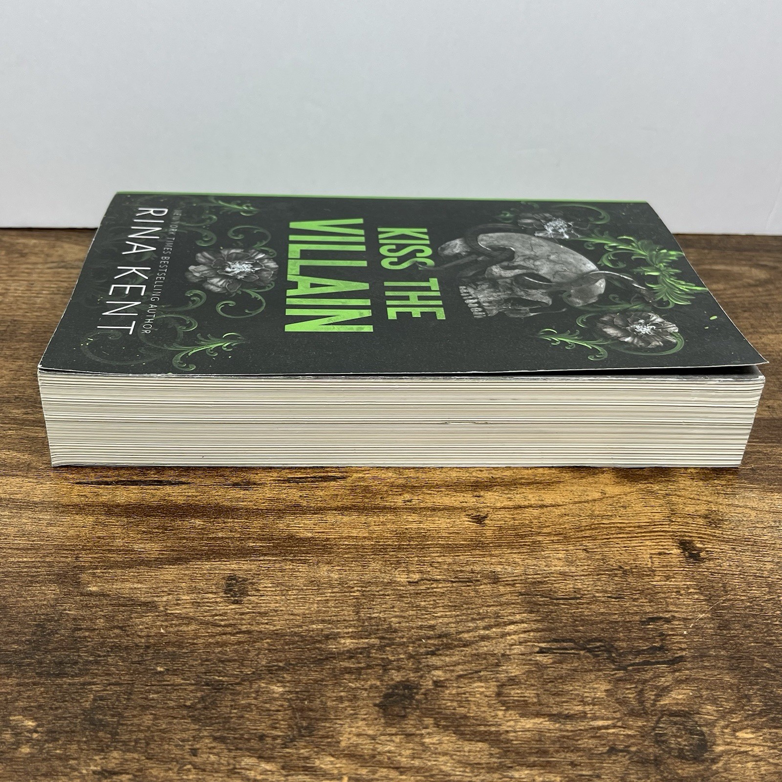 Kiss the Villain: A Riveting Dark Romance Between Enemies Rina Kent – Paperback