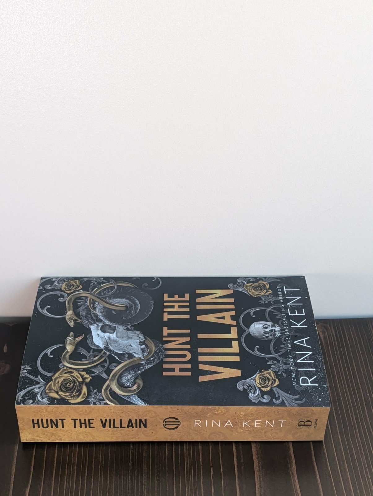 Hunt the Villain (Deluxe Edition) by Rina Kent Paperback