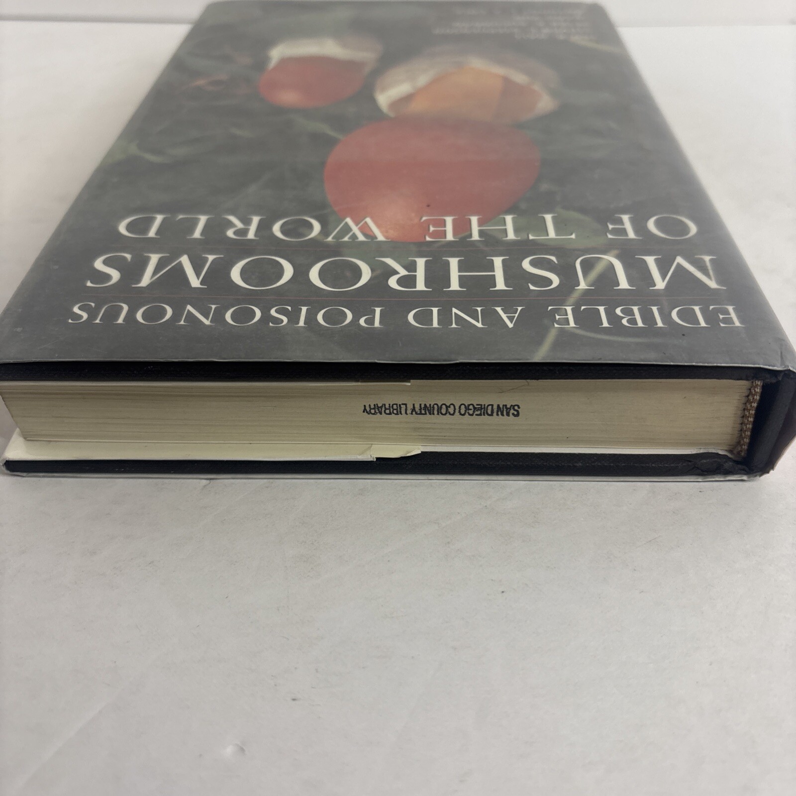 Edible and Poisonous Mushrooms of the World by Hall, Stepheson, Buchanan, Yun