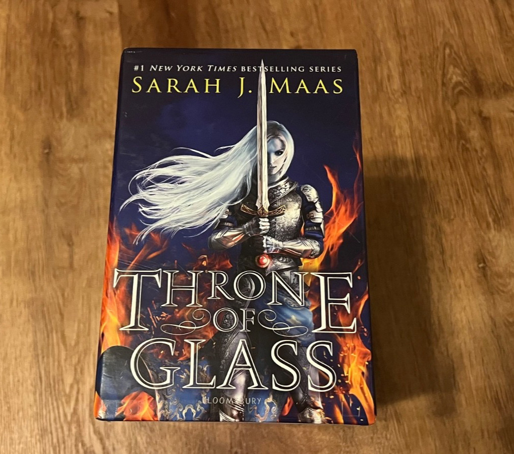 Throne of Glass Series – Sarah J. Maas Paperback Original Cover Box Set W/Poster