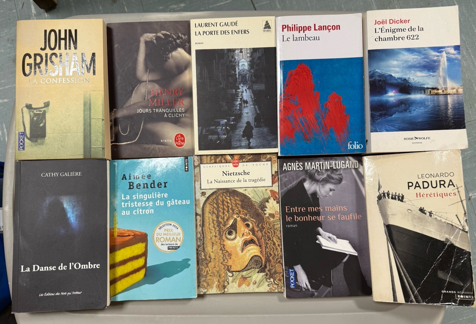 Lot of 10 books in the FRENCH Language Paperbacks. Mixed Genre