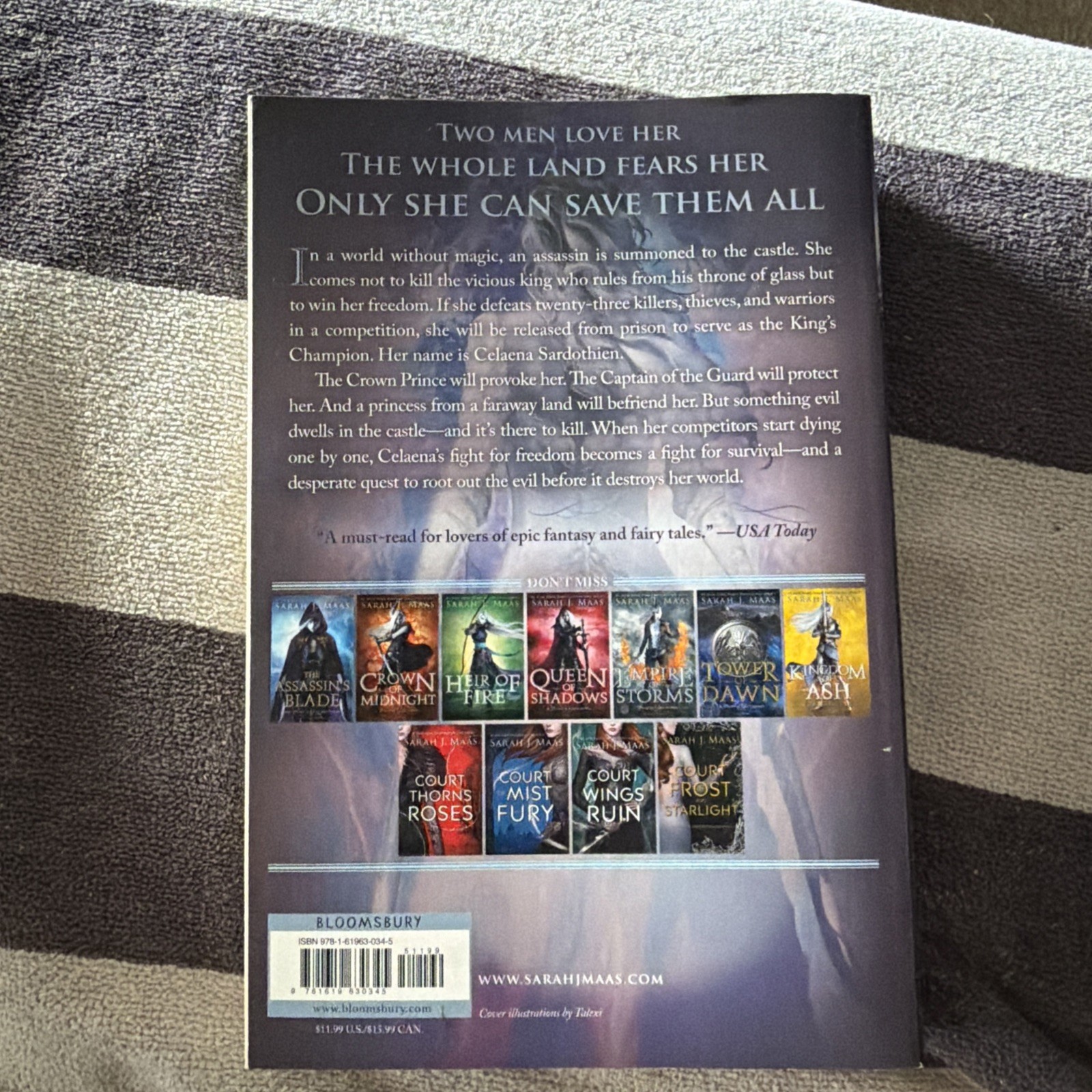 Throne of Glass by Sarah J. Maas, LIKE NEW! (Paperback, NYT Best Seller)
