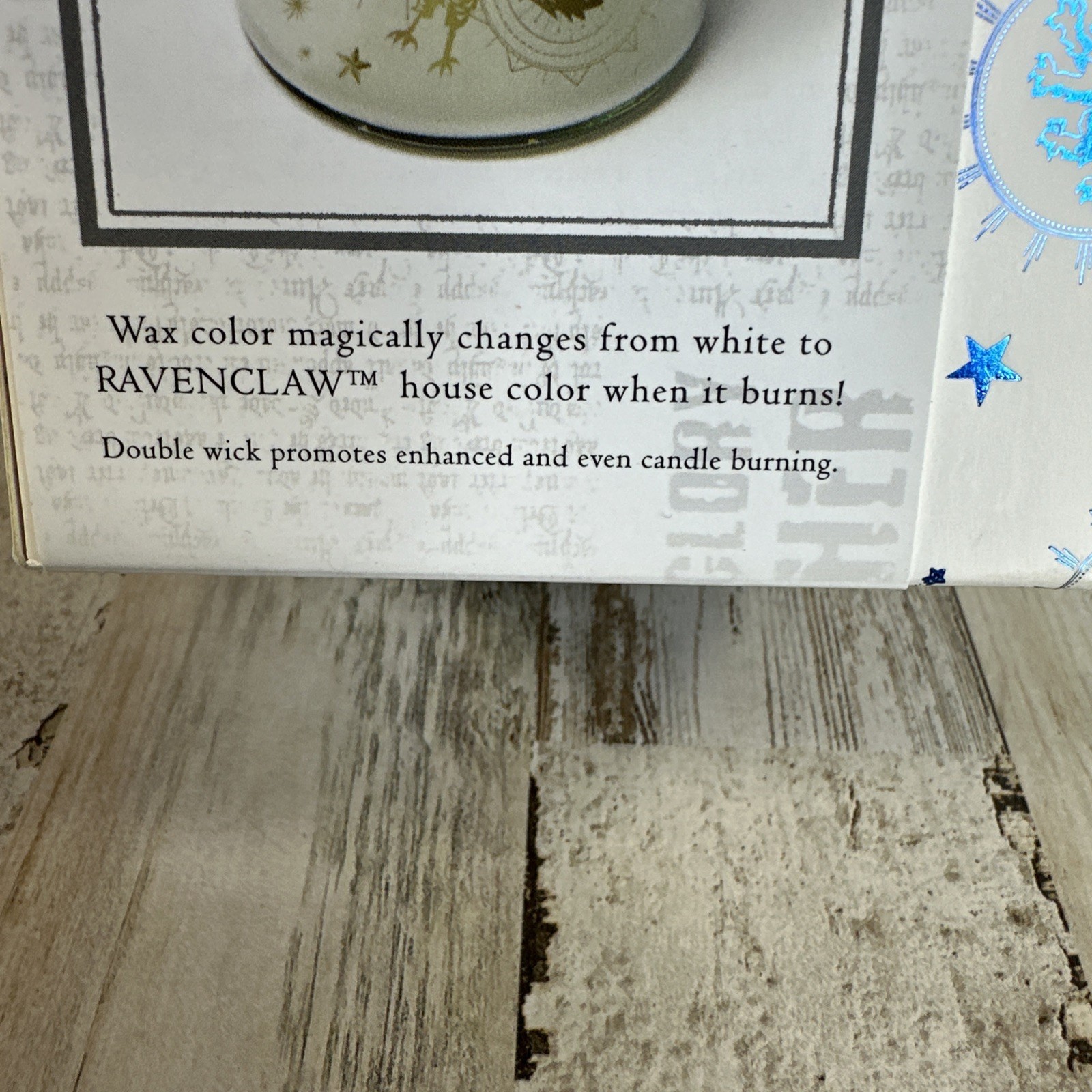 Harry Potter: Magical Colour-changing Ravenclaw Candle (10 Oz) by Insight Editi