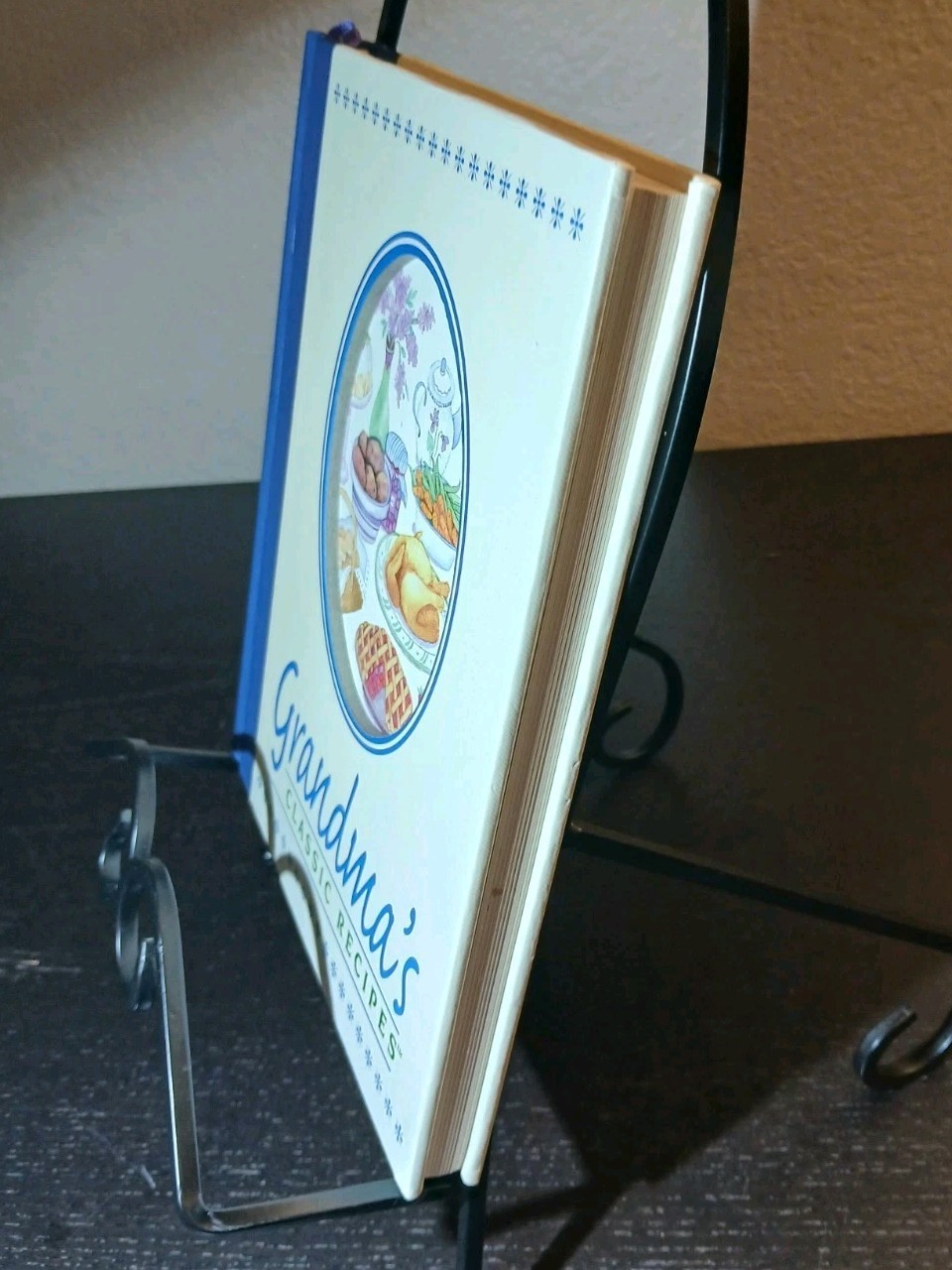 Grandma’s Classic Recipes 2000 Hard Cover -126 pages Cooking, Baking #B56
