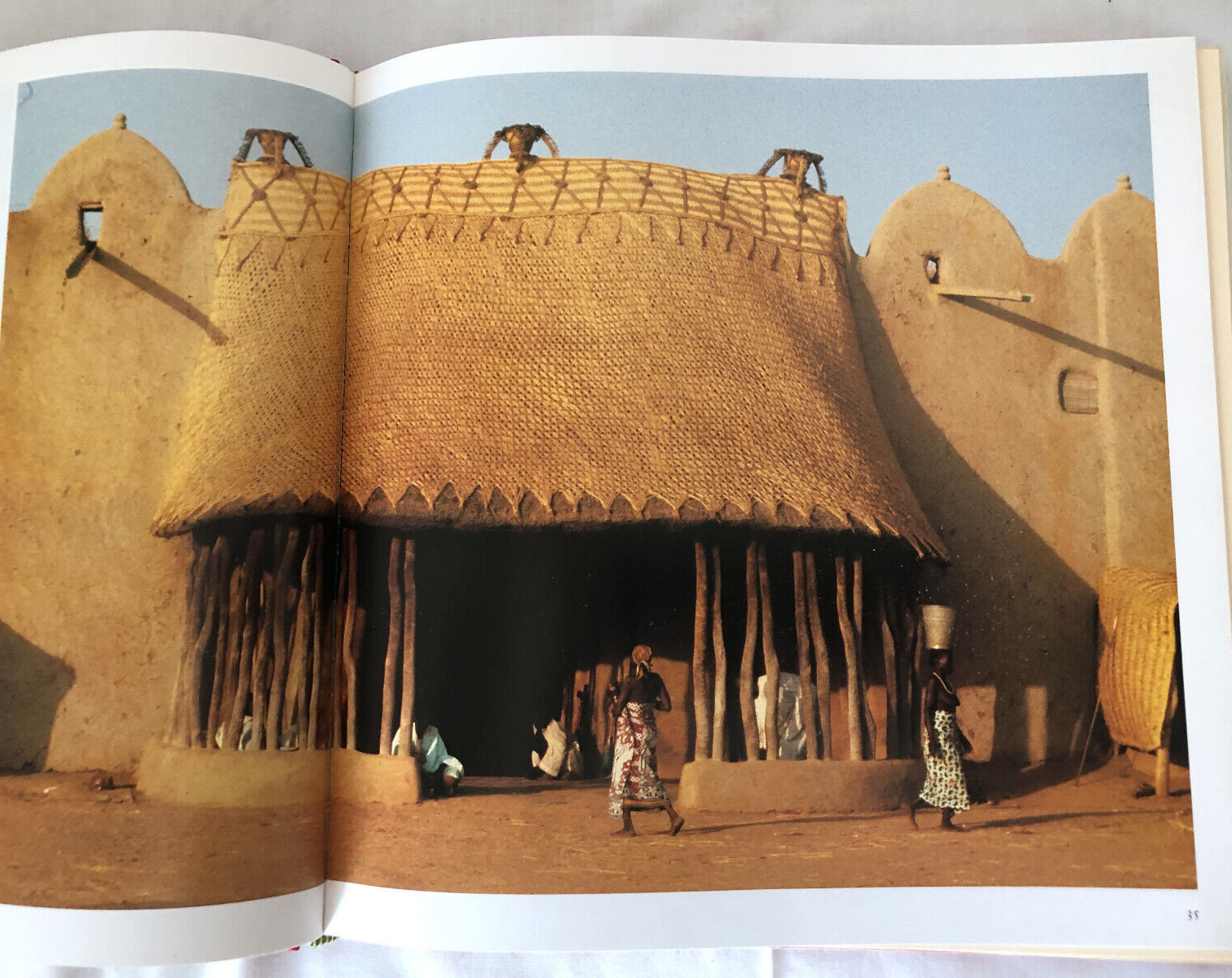 JOCELYNE ETIENNE-NUGUE Crafts and Arts of Living in the Cameroon HB 1982 Ilustra