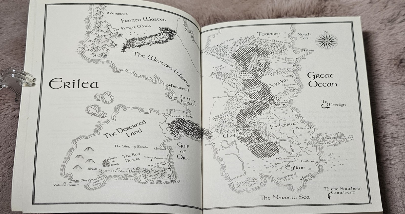 ​Throne of Glass Sarah J Maas Paperback Book 1 Bloomsbury