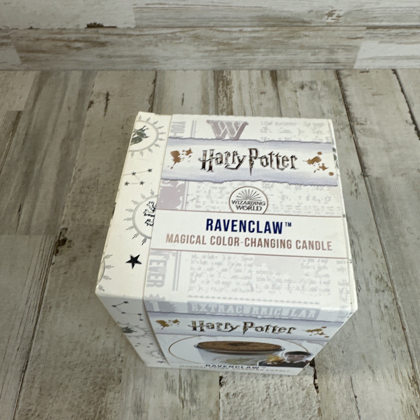 Harry Potter: Magical Colour-changing Ravenclaw Candle (10 Oz) by Insight Editi