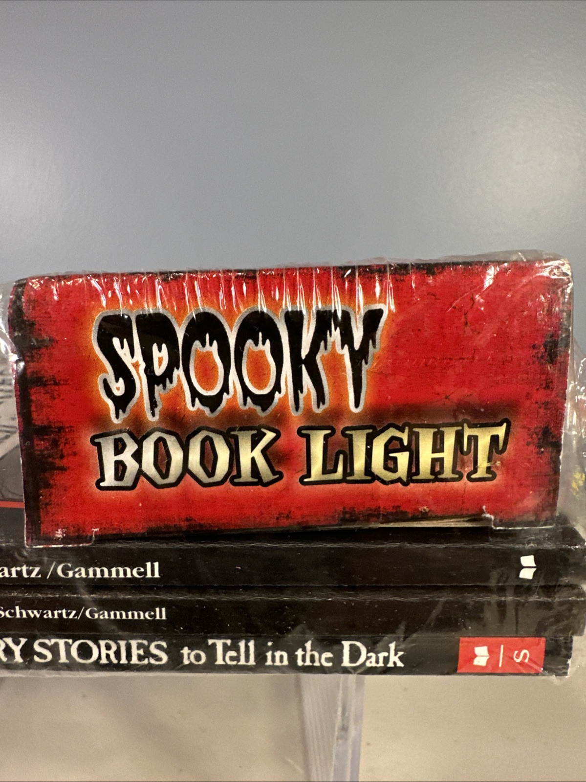 Scary Stories To Tell In The Dark PB Books Alvin Schwartz w/Spooky Book Light