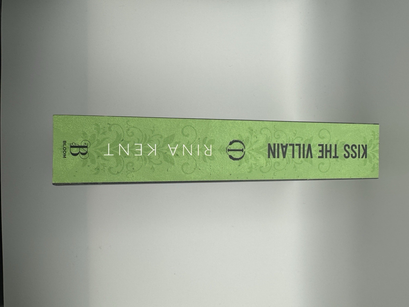 Kiss the Villain by Rina Kent Deluxe Edition Sprayed Edges (NEW!)