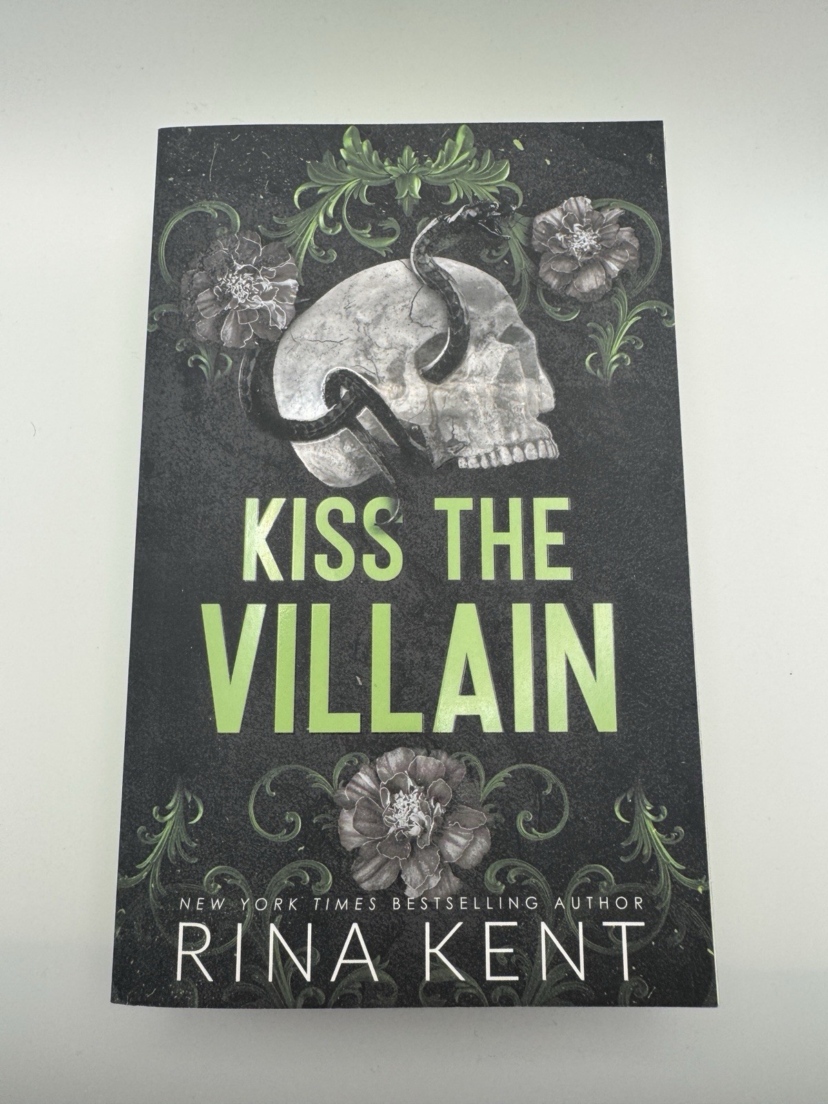 Kiss the Villain by Rina Kent Deluxe Edition Sprayed Edges (NEW!)