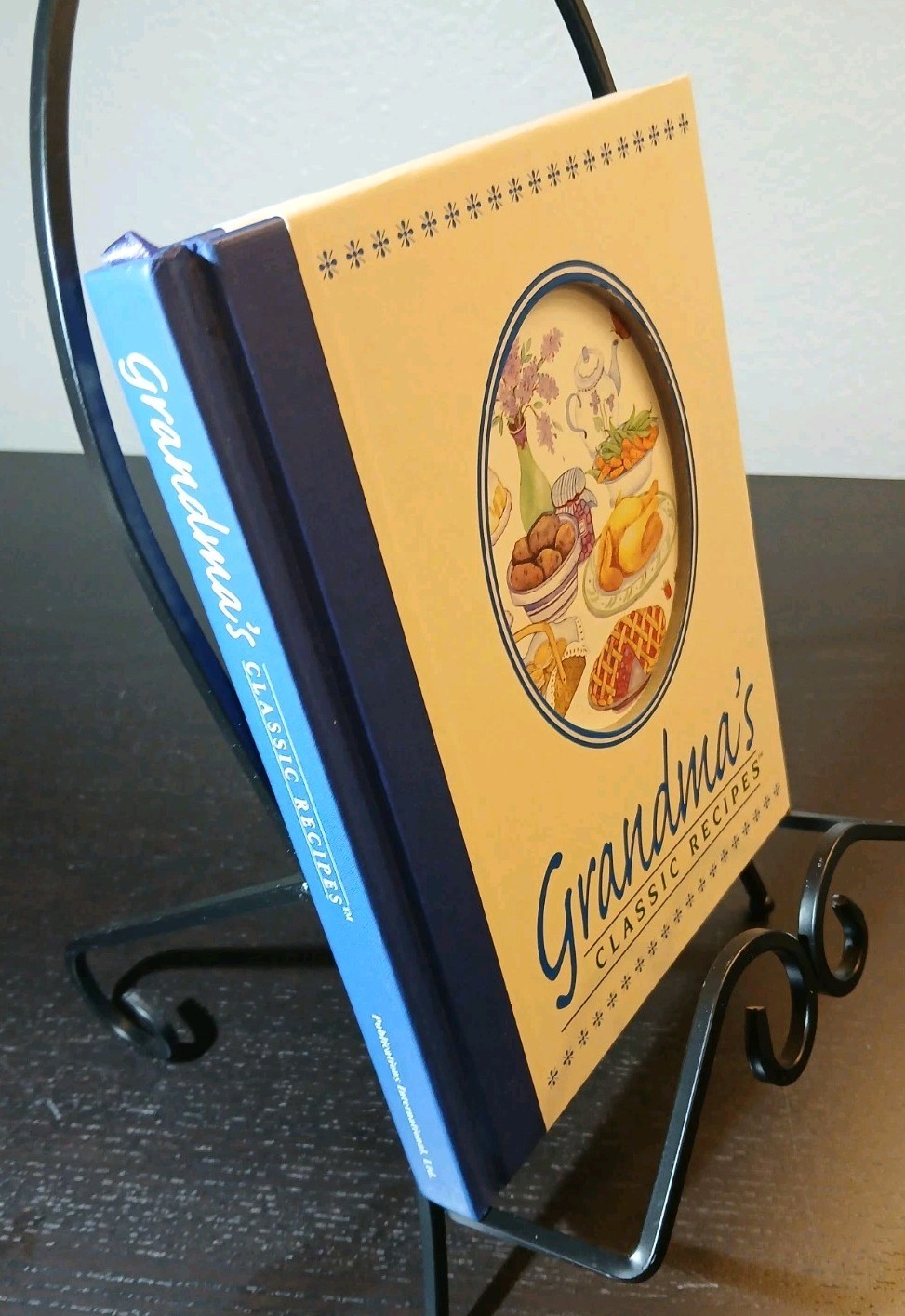 Grandma’s Classic Recipes 2000 Hard Cover -126 pages Cooking, Baking #B56