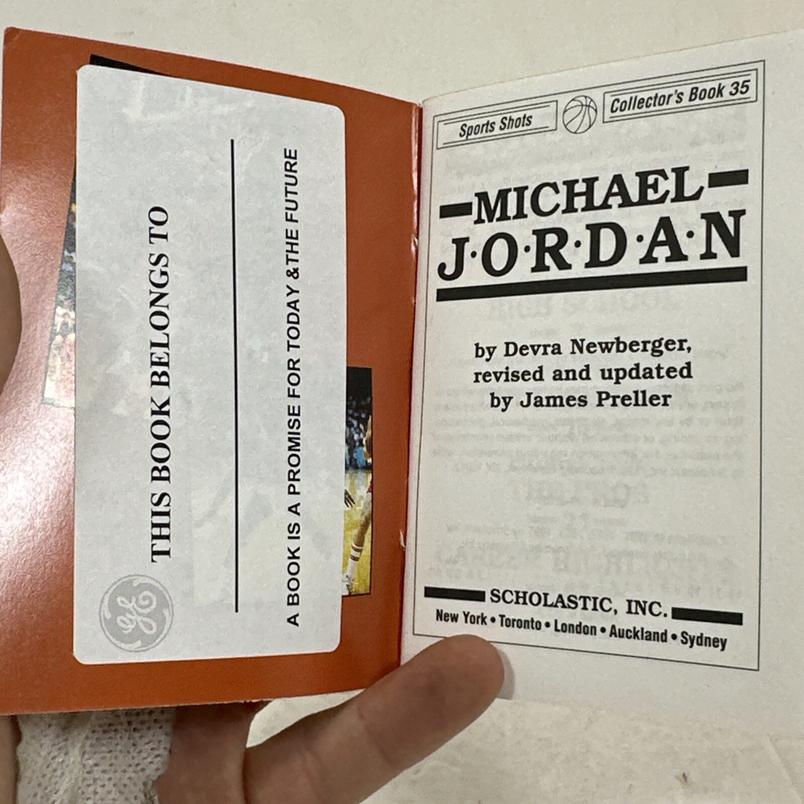 HOF MICHAEL JORDAN 1995 PREMIUM EDITION 44 PAGE 2.5 IN. BY 4 IN. BOOKLET #1